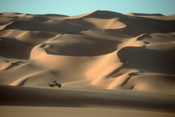 Westsahara, Algerien: Algerien: Expedition Hoggar, Tassili und Tadrart - Maggi vor gigantischen Sanddnen