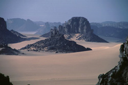 Westsahara, Algerien: Algerien: Expedition Hoggar, Tassili und Tadrart - Schwarze Felsen in Sandwste